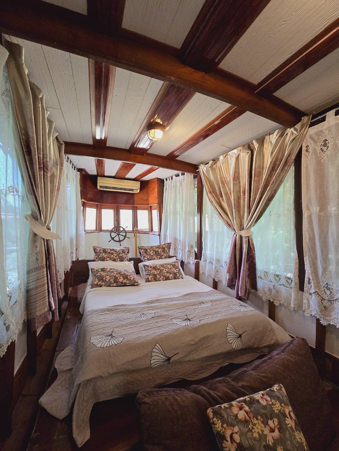 13 เรือธารทอง ฮันนีมูนสวีทโบ๊ท (Honeymoon Suite Boat)